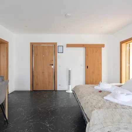 Apartment 65m2 Near Vienna - Up To 6 Guests - Self Check-in - Free Parking